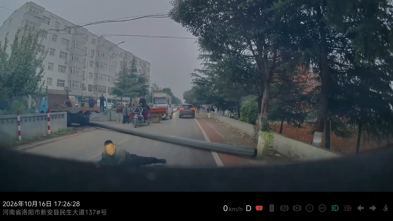 Man and elderly pedestrian trip over a plastic conduit pipe in Henan, China