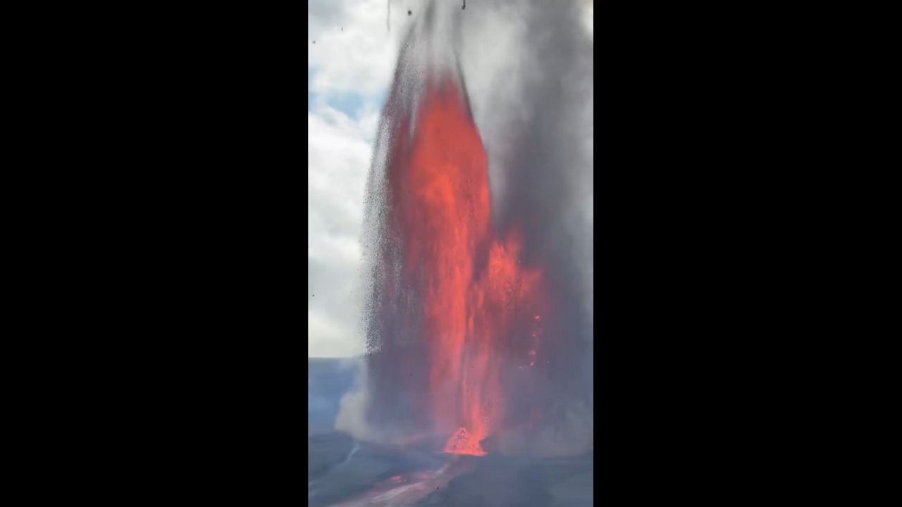 Powerful lava fountains erupt from Kīlauea summit in Hawaii, USA