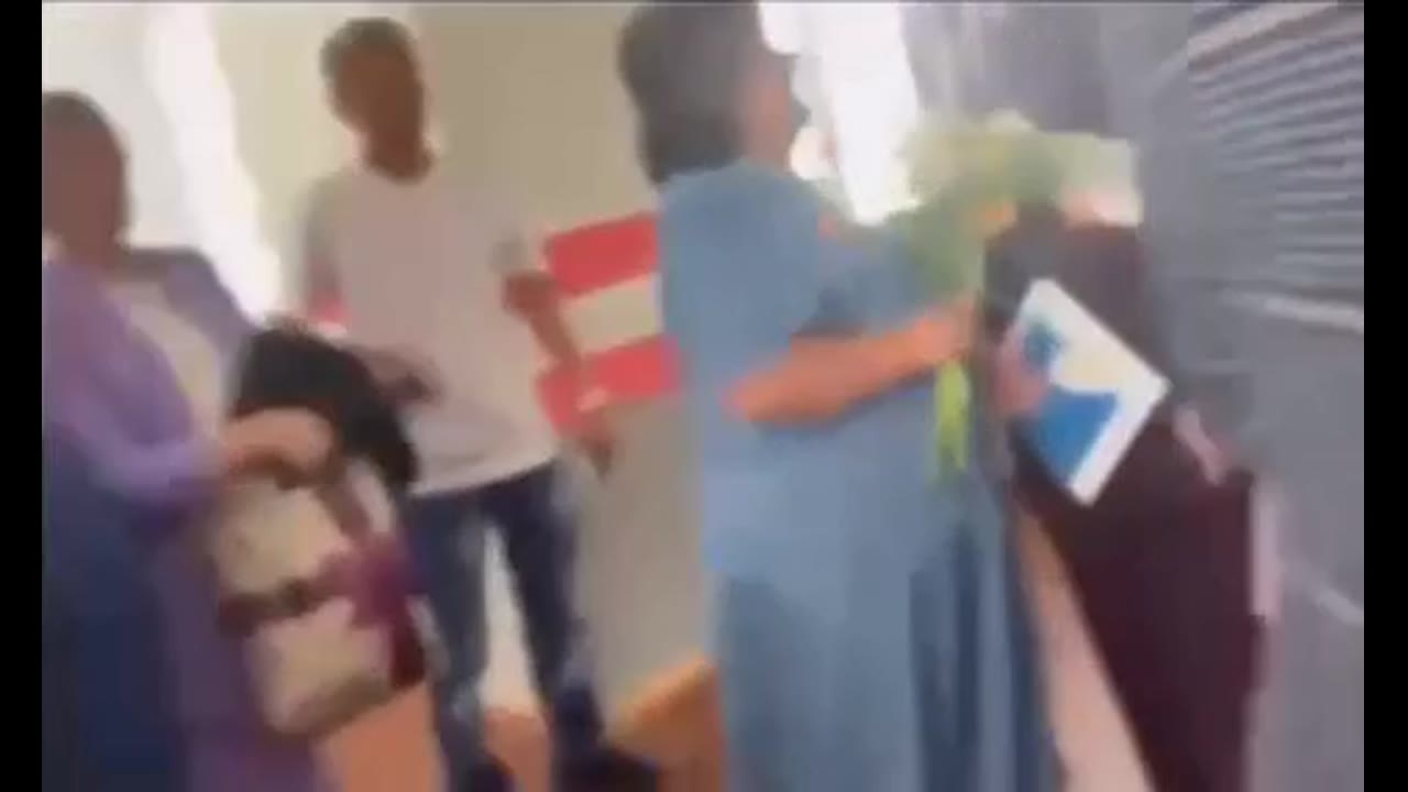 Emotional reunion: military mother surprises daughter at graduation, leaving hearts touched
