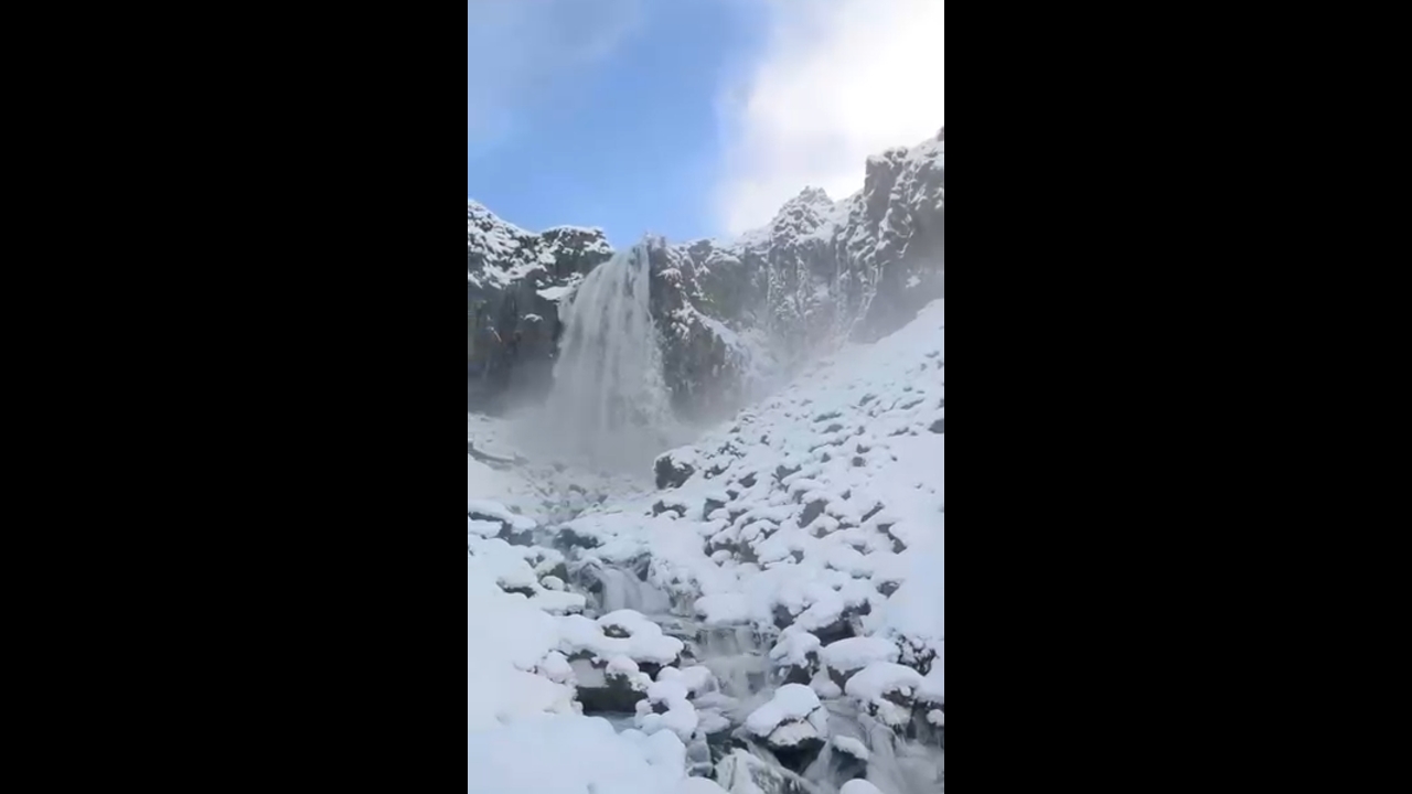 Frozen cascades: rare snowfall freezes waterfall in Neuquén, Argentina