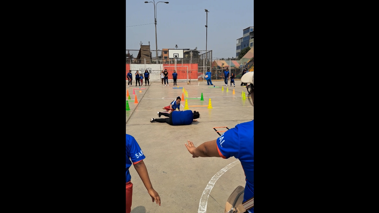Child and parent fall during racing event in Lima, Perú