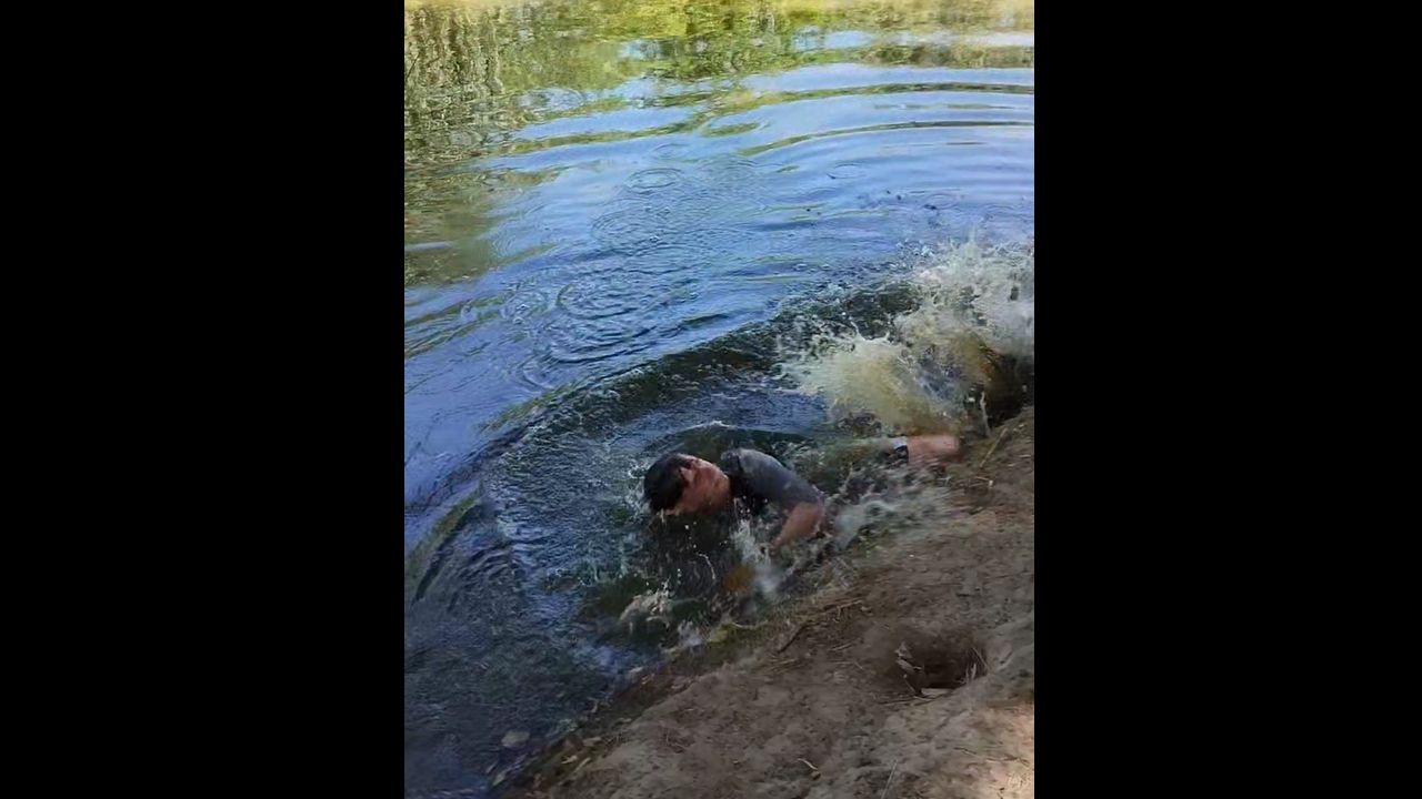 Person falls into water while trying to get fish in Tapalqué