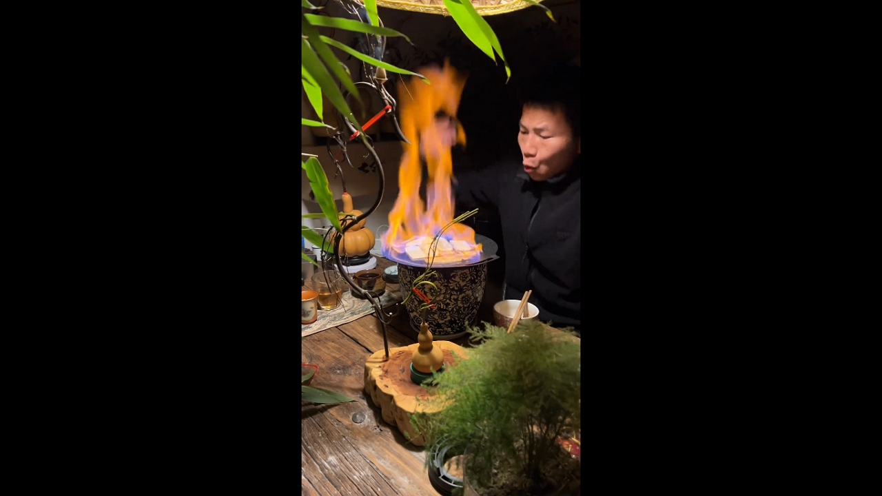 Flambé attempt goes wrong as fried tofu catches fire in Henan, China