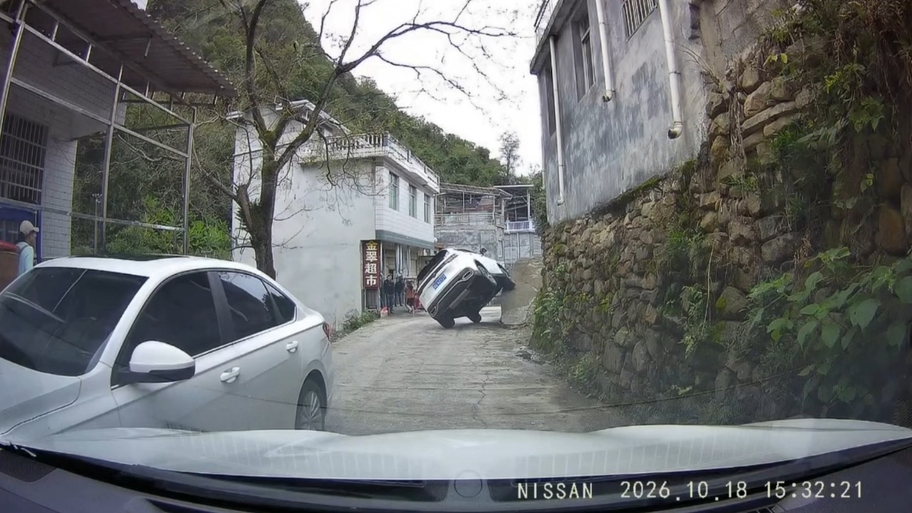 Car overturns after driver accidentally presses accelerator on ramp in Hunan, China
