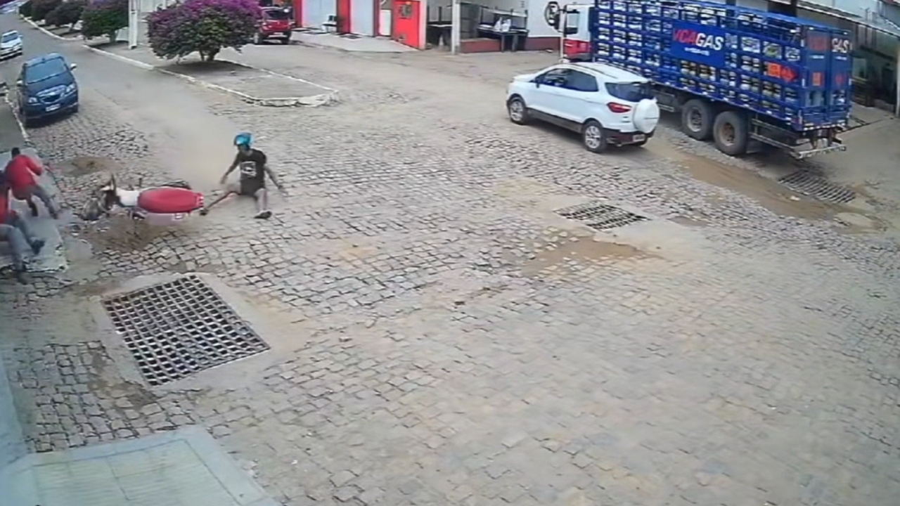 Motorcyclist loses control while doing wheelie in Ribeirão do Largo, Bahia, Brazil