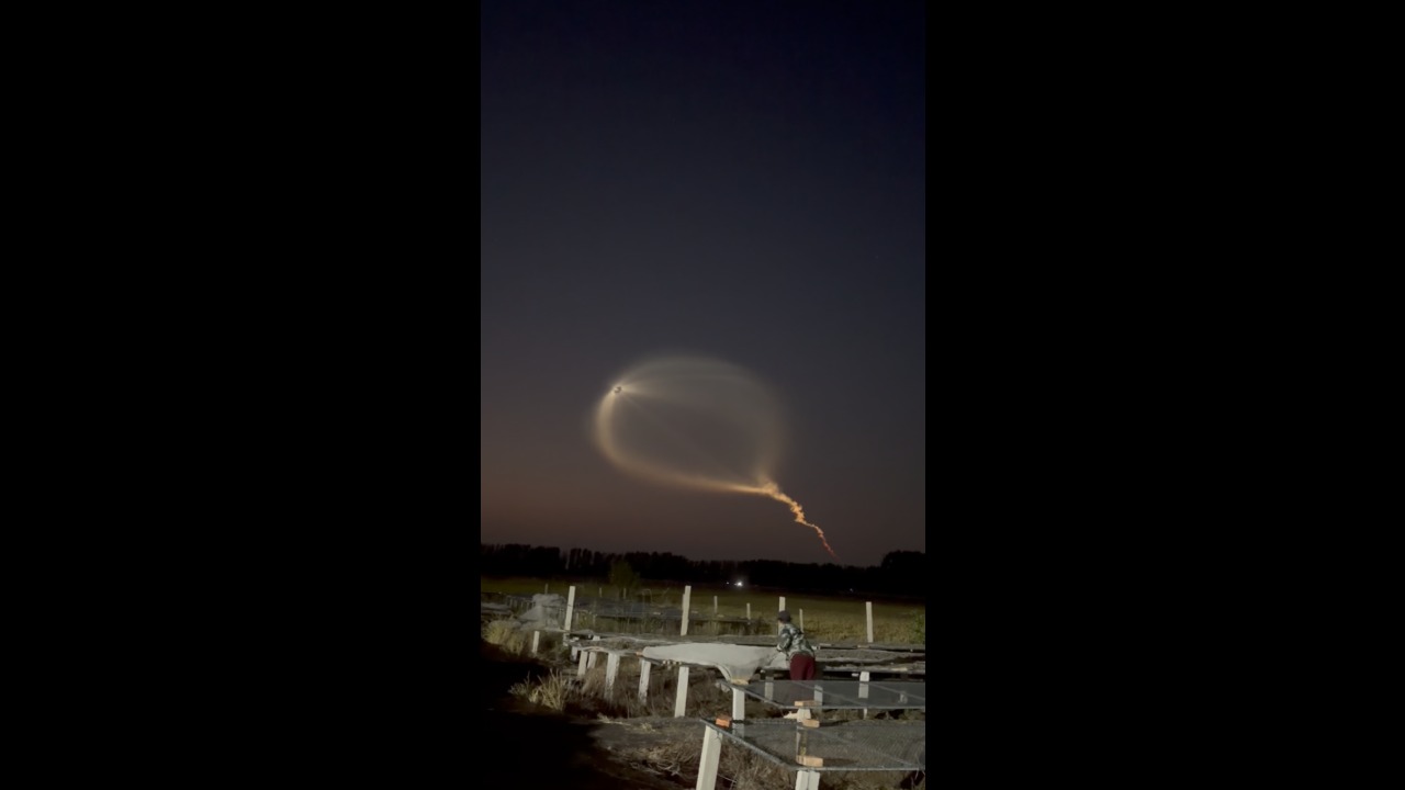 Glowing rocket plume forms a jellyfish-shaped cloud over Shandong, China
