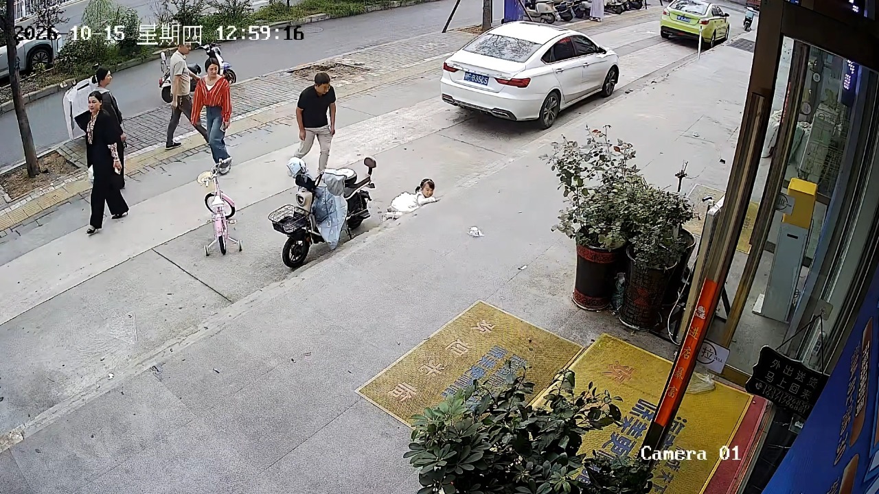 Little girl loses her footing and falls down outdoor stairs in Hubei, China