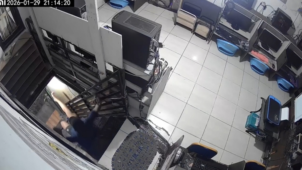 Shop owner slips down stairs in internet café in Tangerang, Indonesia