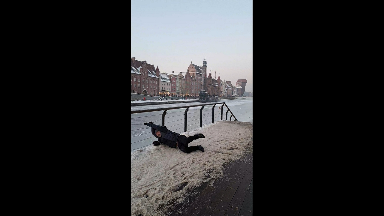 Man trips while attempting vogue trend in Gdańsk, Poland