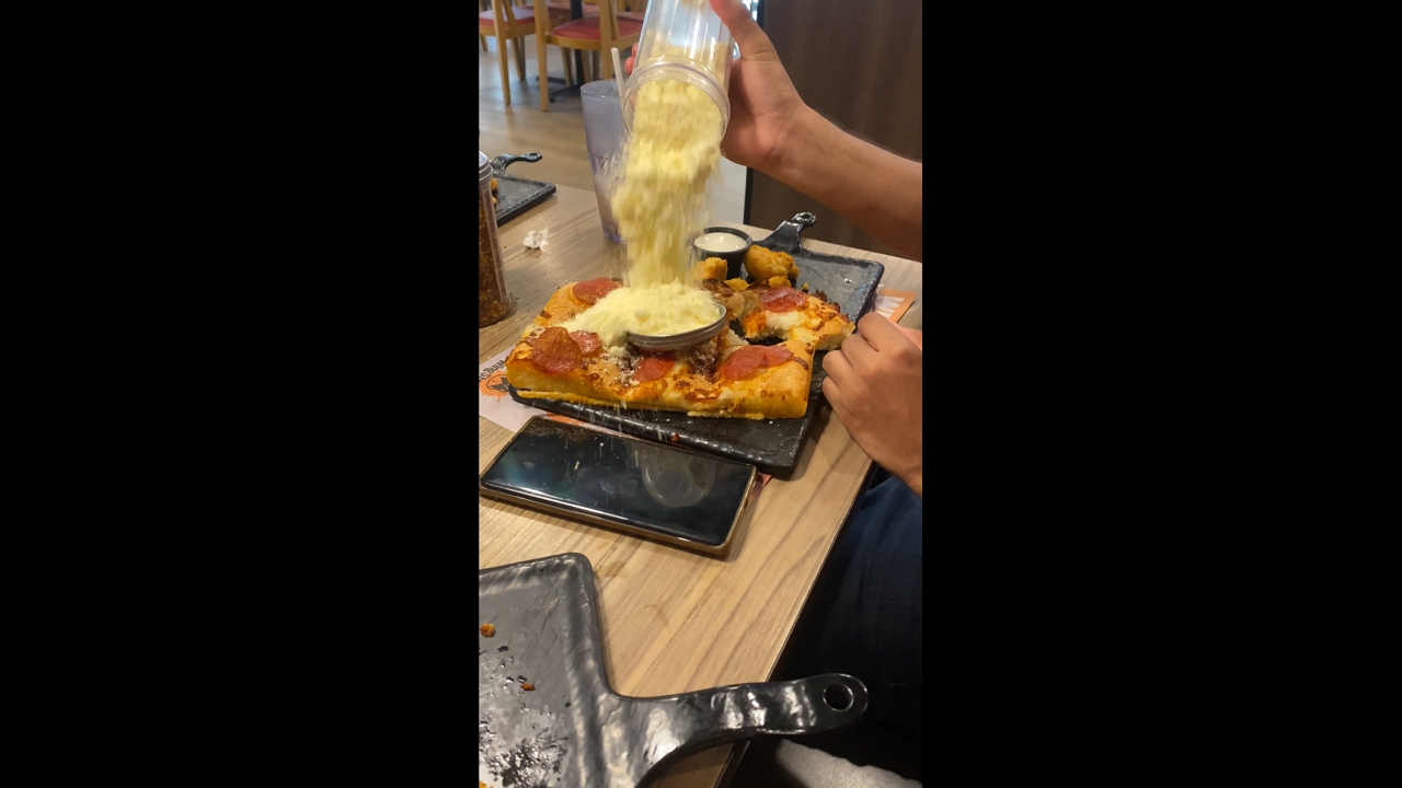 Man accidentally spills entire cheese container on pizza in Puerto Cortés, Honduras