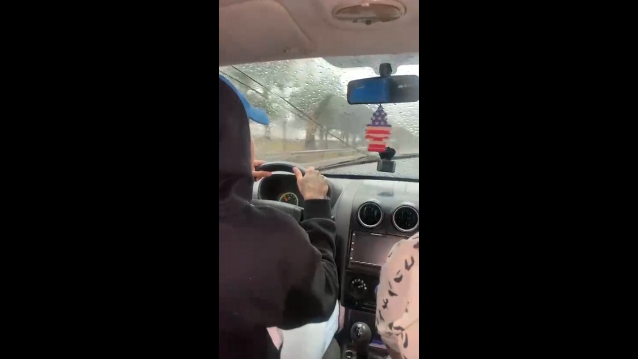 Passengers manually pull broken wiper while driving in São Paulo, Brazil