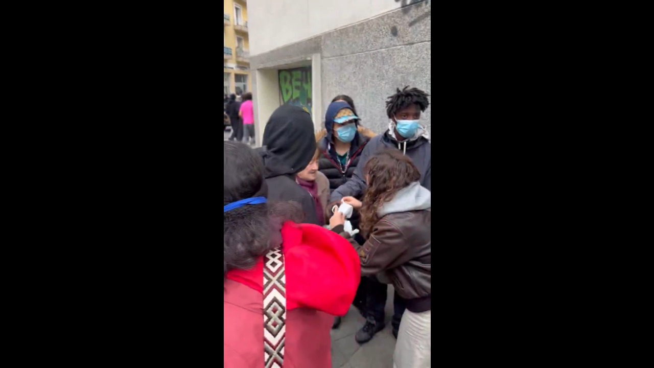 Young people rescue panicked woman amid tear gas and protest clashes in Grenoble, France