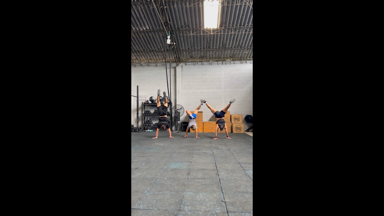 Headstand walk attempt ends in painful fall in Chigorodó, Colombia