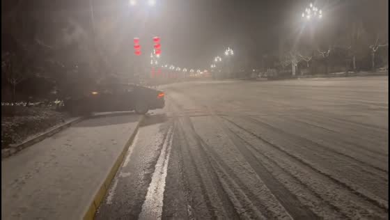 Car slides uncontrollably on snowy road in Shandong, China