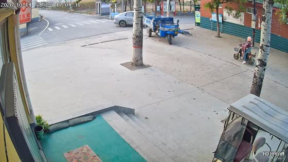 Electric cargo tricycle spins across intersection after colliding with a car in Hebei, China