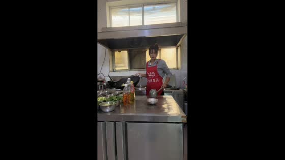 Woman accidentally hits herself with bowl in Shaanxi, China