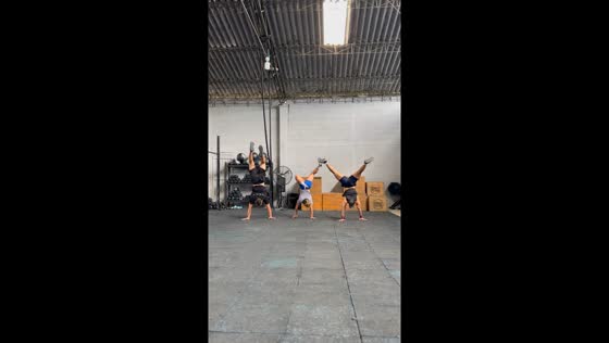 Headstand walk attempt ends in painful fall in Chigorodó, Colombia