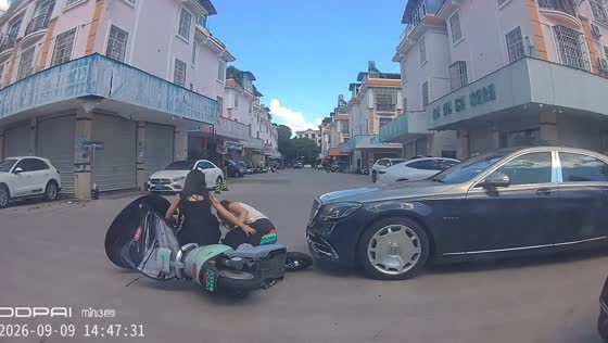 E-bike riders collide with car at intersection in Yunnan, China