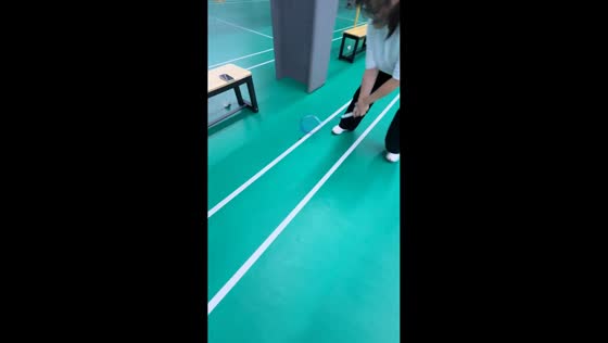 Cockroach interrupts badminton practice in Jiangsu, China