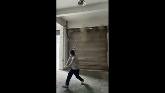Malfunctioning roller shutter door collapses during renovation in Fujian, China