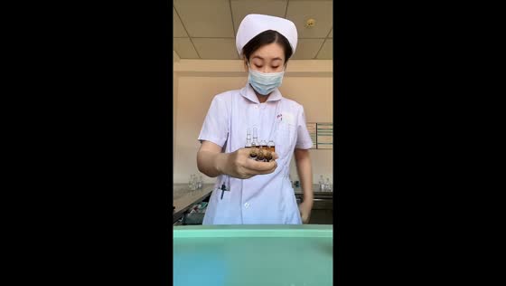 Nurse impressively opens multiple ampoules with expert precision in Liaoning, China