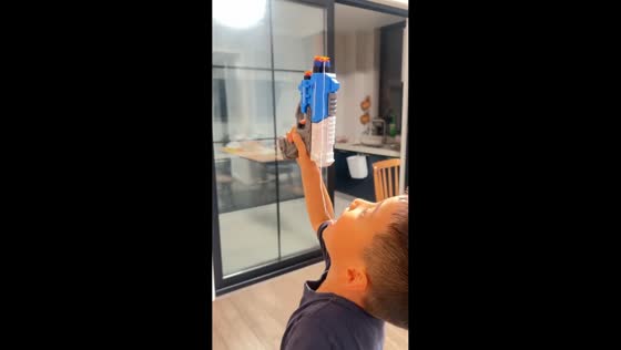 Calm child uses dart gun for improvised tooth extraction in Shanghai, China