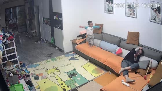 Child accidentally hits mother with toy in Liaoning, China