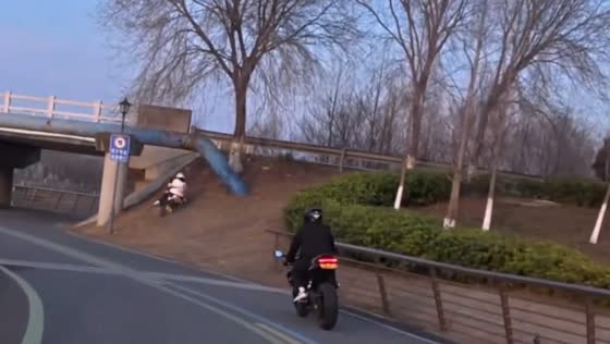 Motorcyclist crashes into bridge wall in Henan, China