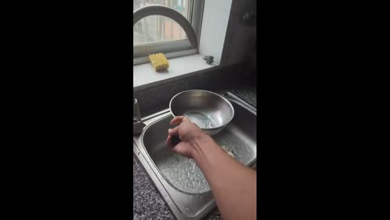 Explosive faucet spray surprises author in Sichuan, China