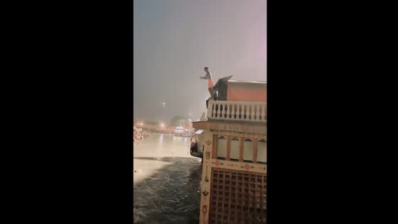 Kids jump from building into holy ganga in Haridwar, Uttarakhand