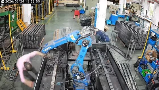 Worker struck on the head by industrial robot in Zhejiang, China
