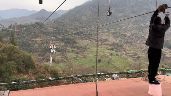 Man gets stuck on zipline during mountain climb in Zhejiang, China