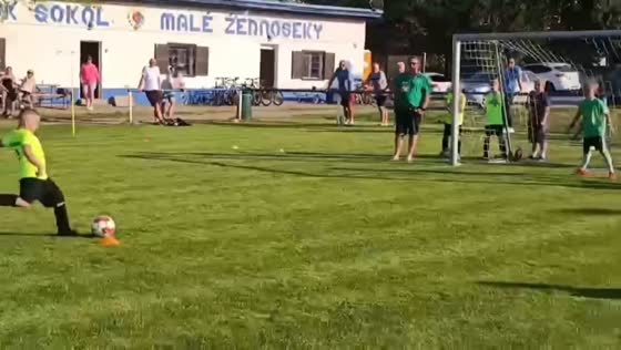 Player pulls off shoe-fling feint to score in Malé Žernoseky, Czech Republic