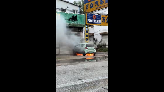 Parked vehicle bursts into flames in Hebei, China