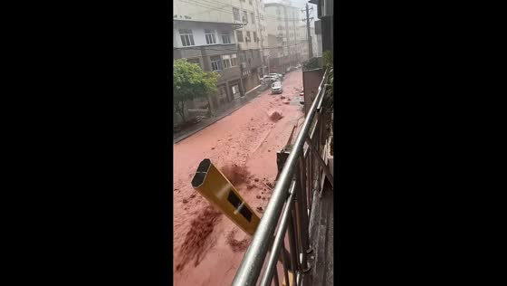 Flash flood sends red mud rushing through streets in Hubei, China