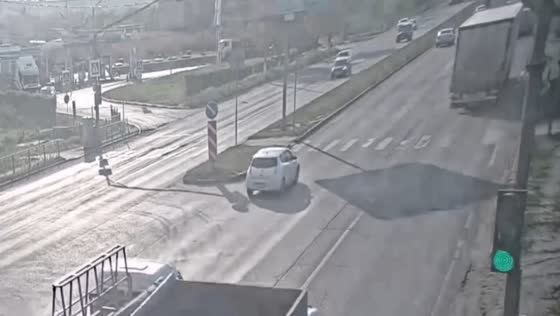 Truck runs red light causing crash and car overturn in Volgograd, Russia