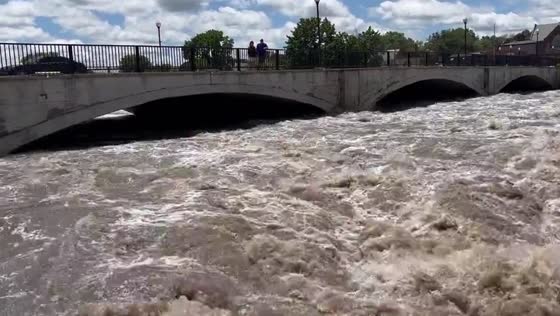 Rising Cedar River threatens Main Street Bridge in Charles City, Iowa