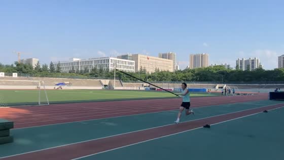 Man falls onto landing mat after pole snaps during pole vault attempt in Shaanxi, China