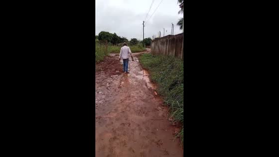Man slips on muddy road in Limpopo, South Africa