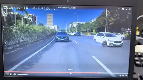 Vehicle suffers sudden wheel failure in moving traffic on a multi-lane road in Fujian, China