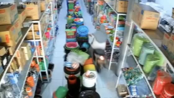 Unstoppable lady rider's calmness amidst chaos: a remarkable incident at a general store