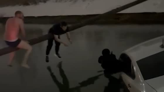 Bystanders rescue woman and child from sinking car in Makhachkala, Russia