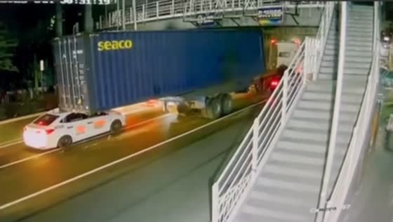Trailer container falls onto taxi at low overpass in Manila, Philippines