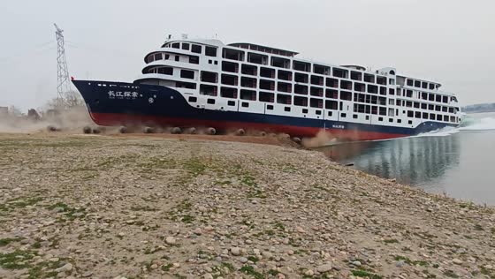New cruise ship successfully launched into water in Hubei, China