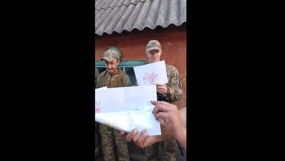 Children's art and courage: Ukrainian soldiers showcase children's' solidarity drawings
