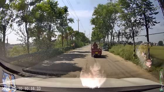Car collides with tricycle on narrow road in Anhui, China