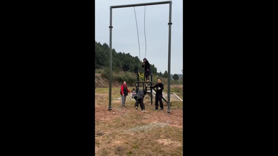 Boy falls while attempting hanging ring at amusement park in Sichuan, China