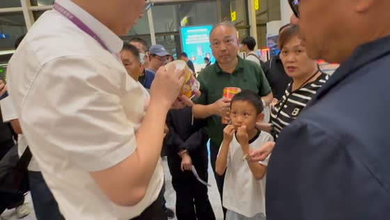 Passengers protest after expired noodles distributed during flight delay in Ürümqi, Xinjiang, China