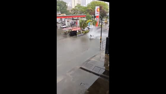 Motorcycle rider falls in flood in Bucaramanga, Colombia