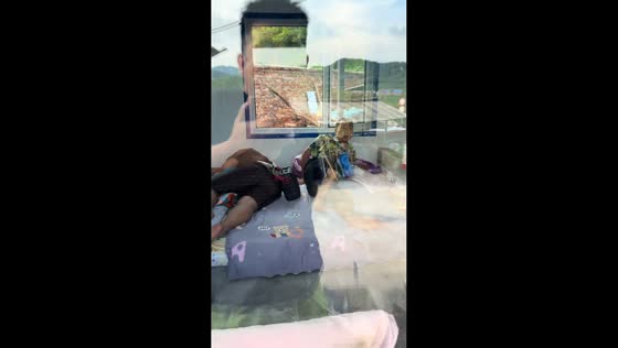 Loud music prank startles sleeping friends in Liaoning, China